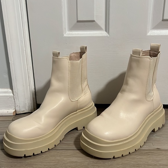 Urban Outfitters OU Ivory White Baldwin Boots - Picture 3 of 5